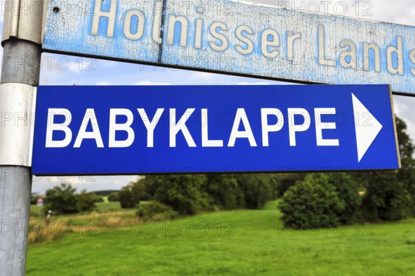 Signpost, signpost with inscription baby hatch, baby window, help in need, care of newborns,