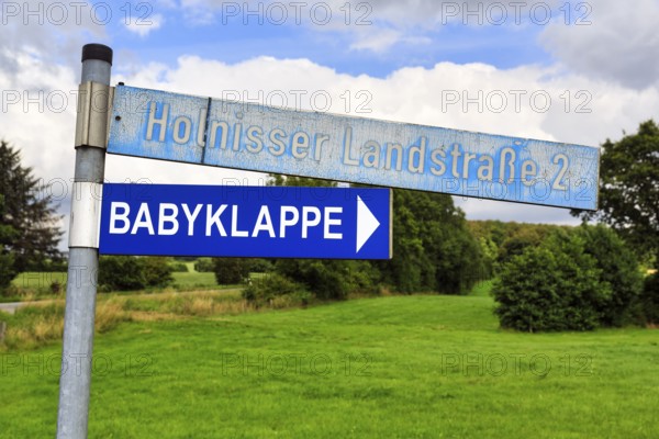 Signpost, signpost with inscription baby hatch, baby window, help in need, care of newborns,