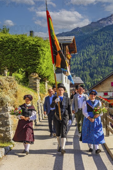 Drummers' and pipers' meeting in Mission, here the entry of a music group led by a standard-bearer,