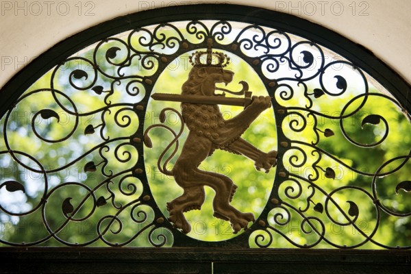 Lattice doors by Ernst Riegel with floral motifs and the Hessian lion in the octagonal pavilion,