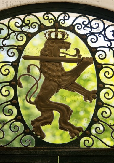 Lattice doors by Ernst Riegel with floral motifs and the Hessian lion in the octagonal pavilion,