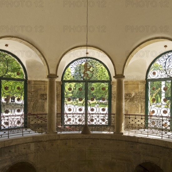 Lattice doors by Ernst Riegel with floral motifs and the Hessian lion in the octagonal pavilion,