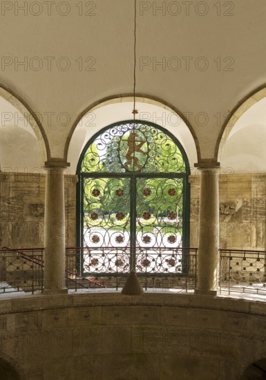 Lattice doors by Ernst Riegel with floral motifs and the Hessian lion in the octagonal pavilion,