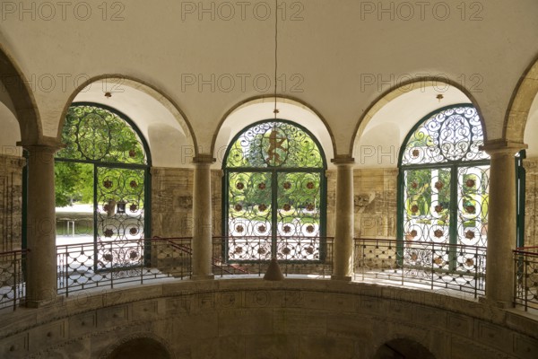 Lattice doors by Ernst Riegel with floral motifs and the Hessian lion in the octagonal pavilion,