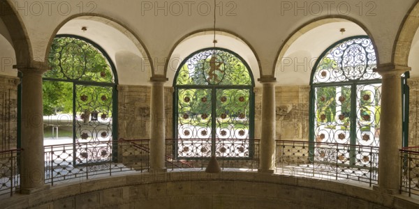 Lattice doors by Ernst Riegel with floral motifs and the Hessian lion in the octagonal pavilion,