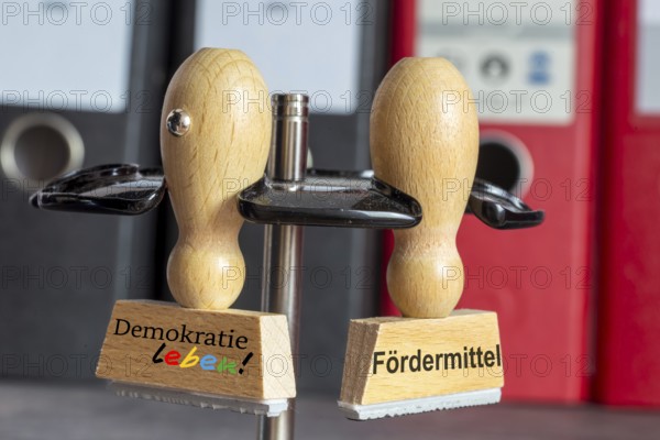 (Photomontage) Close-up of a stamp with the lettering DEMOKRATIE LEBEN next to a stamp with the