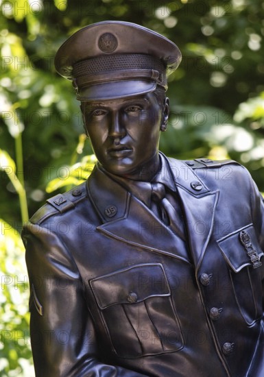 Elvis in bronze on the Usa Bridge, bronze statue of Elvis Presley, who lived in Bad Nauheim from