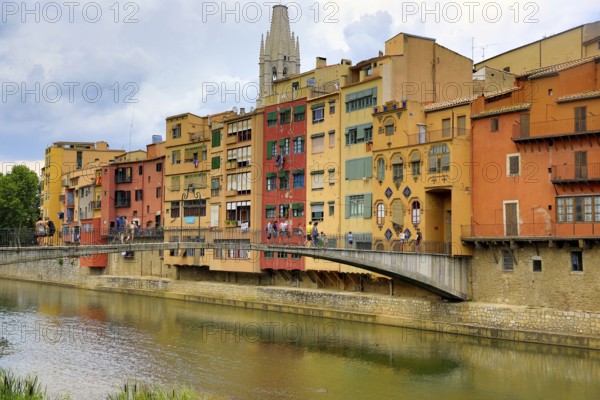 San Feliu, Church of Sant Felix, Inglesia de Sant Felix, colourful facades over the river Onyar,