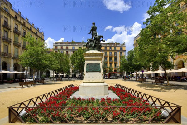 Placa de la Independencia, Independence Square, Monumento a los Defensores de Girona, Banyoles,