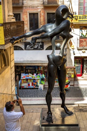 Homage Ã Newton, bronze figure in the alleys of Figueres, Figueres, Figueras, Catalonia, Spain,