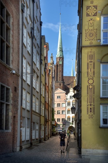 Alley with St Mary's Church, GdaÅsk, Gdansk, Baltic Sea coast, Baltic Sea, pomorskie, Pomeranian