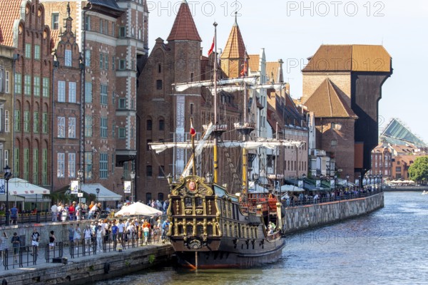 Stary Zuraw, crane gate at the Motlawa, harbour basin with cog, Åuraw, GdaÅsk, Gdansk, Baltic Sea