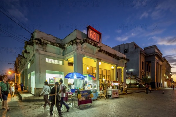 Cafe Literario with ice cream stand, street life in the city centre of Santa Clara at the Parque de