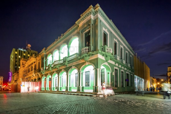 Hotel Central, Streetlife in the city centre of Santa Clara at the Parque de Santa Clara, Santa