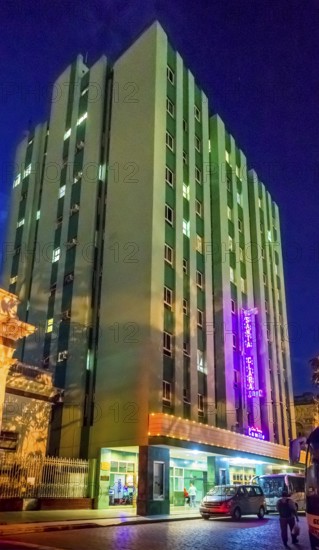Hotel Santa Clara Libre at Vidal Park, Streetlife in the city centre of Santa Clara at Parque de