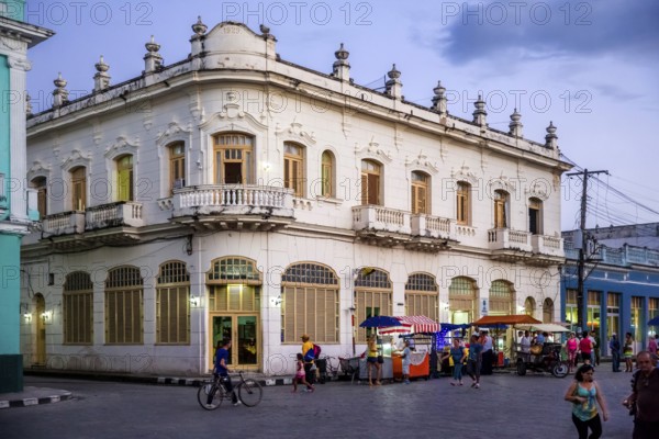 Hotel, Hostal Vista Park, Streetlife in the city centre of Santa Clara at the Parque de Santa