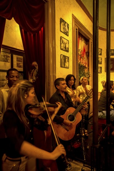 Hemingway s Bar En el Floridita, musician in one of the many music bars and music restaurants in