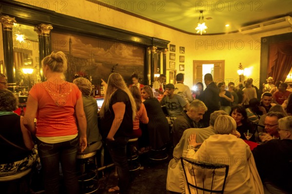 Hemingway s Bar En el Floridita, musician in one of the many music bars and music restaurants in