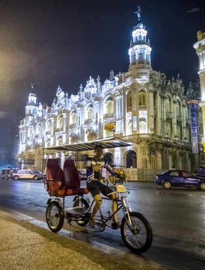 Teatro Nacional, rickshaw driver, Grand Theatre de Habana, Grand Theatre of Havana by night,