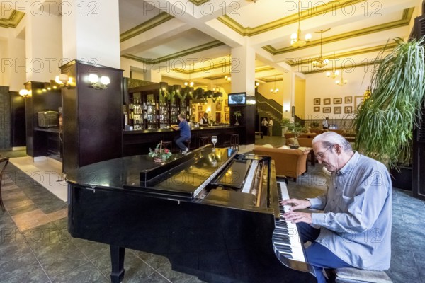 Hotel Amos Mundos, hotel of the writer Ernest Hamingway in Havana, lobby of the hotel with piano