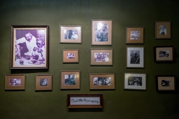 Hotel Amos Mundos, picture wall with pictures of Ernest Hamingway and Fidel Castro in the hotel