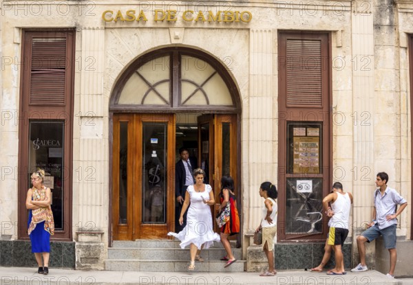 Money exchange, queues in front of a Cuban bank, money exchange, currency exchange, La Habana,