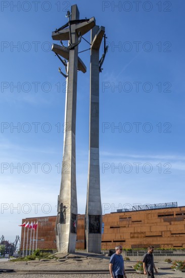 The Monument to the Fallen Shipyard Workers, Pomnik Poleglych Stoczniowcüw on the square in front