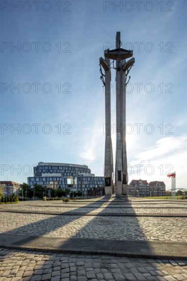 The Monument to the Fallen Shipyard Workers, Pomnik Poleglych Stoczniowcüw on the square in front