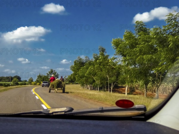 Street scene on the country roads of Yaguanabo with horse-drawn carriage, Yaguanabo, Cuba,