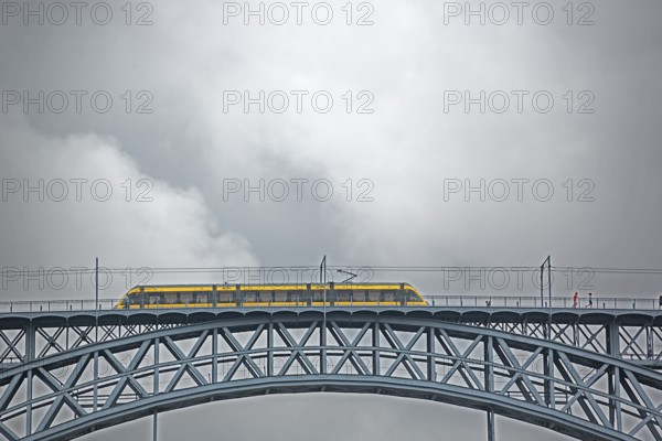 Ponte de Dom Luis I with Metro do Porto, light railway, double-decker bridge, Vila Nova de Gaia,