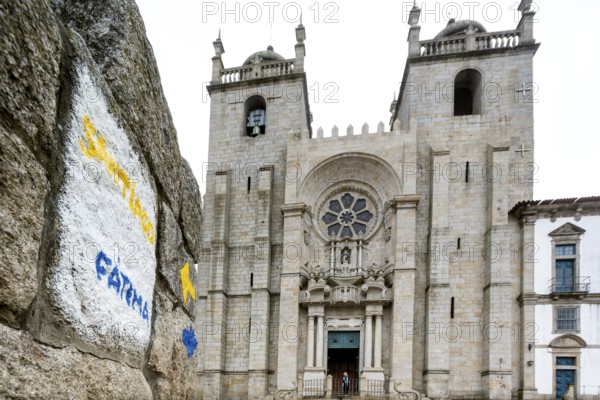 Stone inscription in front of the cathedral to the Pigerwege to Santiago di Campostella and to
