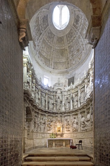 Altar, Old Cathedral (Sé Velha) in the historic centre of Coimbra, Coimbra, Coimbra district,