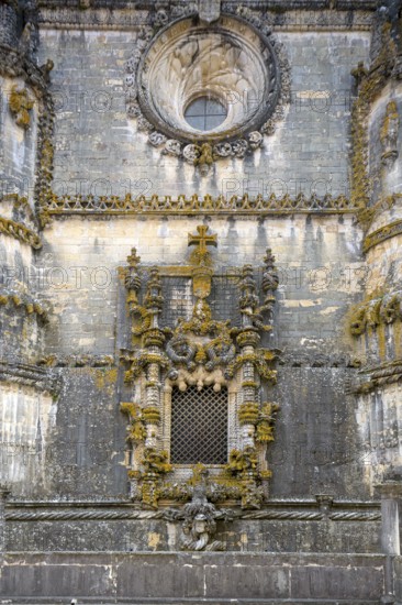 Manueline window with seafaring motifs and the Order of the Cross, Fortress of Tomar, Castle of the