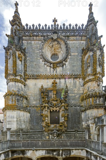 Manueline window with seafaring motifs and the Order of the Cross, Fortress of Tomar, Castle of the