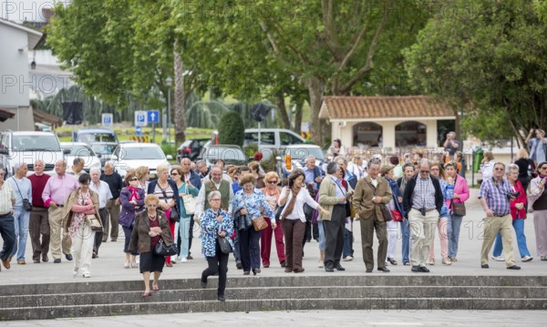 Tourist group in front of the monastery church of Batalha, Mosteiro da Batalha, Batalha, Leiria