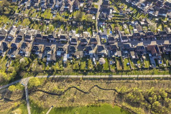 Aerial view, Auenpark and Selmer Bach with green area, residential area Grüner Weg, bycatch, Selm,
