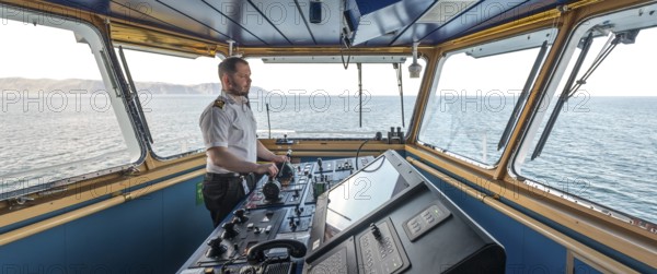 MS Polarlys, command bridge, officer on bridge, Honningsvåg, Finnmark, Norway, Scandinavia, Europe,