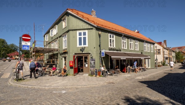 Kiosk Gamle Bybru, corner Nedre Bakklanet, shopping street, Kaffebrenneriet, cafe, Trondheim,
