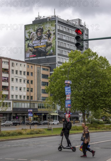 Large-format advertising poster of the German Armed Forces, for recruitment, on a residential