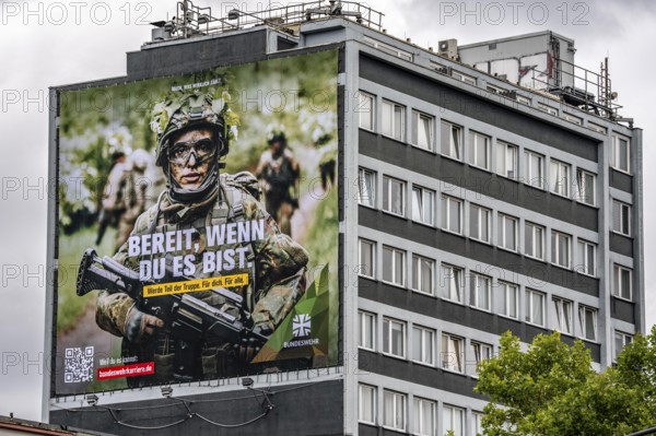 Large-format advertising poster of the German Armed Forces, for recruitment, on a residential
