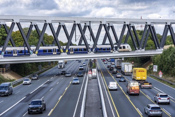 The new railway bridge over the A1 motorway at the Dortmund-Unna motorway junction, steel truss
