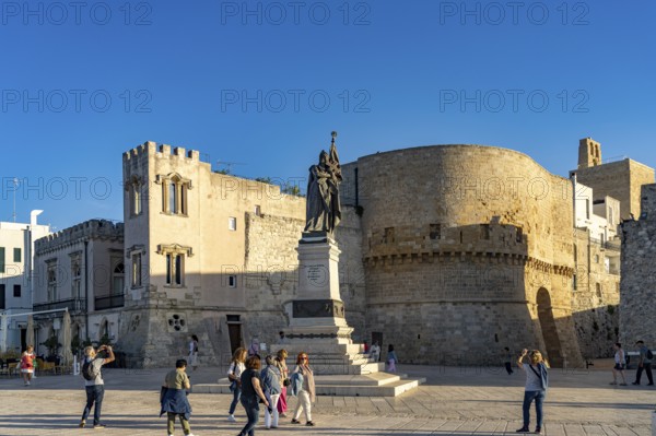 Torre Alfonsina and the Monumento agli Eroi e ai Martiri Otrantini del 1480 in front of the