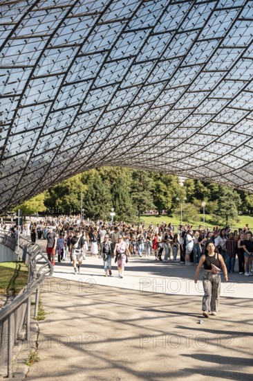 Festival visitors waiting for admission to the Superbloom Festival, day 2 at the Olympiapark,