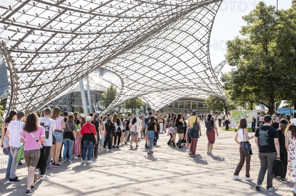 Festival visitors waiting for admission to the Superbloom Festival, day 2 at the Olympiapark,
