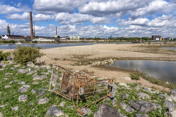 Rhine near Duisburg, low water, Rhine level, the right bank of the Rhine, near Duisburg-Neuenkamp,