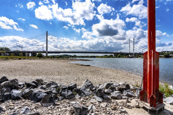 Rhine near Duisburg, low water, Rhine level, the right bank of the Rhine, near Duisburg-Neuenkamp,