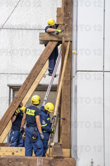 Construction of a façade support for a building in danger of collapsing, with the standard timber