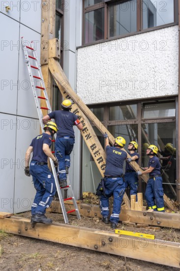 Construction of a façade support for a building in danger of collapsing, with the standard timber