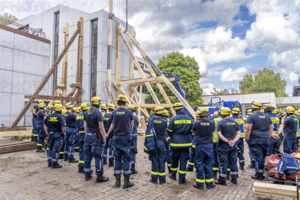 Briefing during the construction of a façade support for a building in danger of collapsing, with