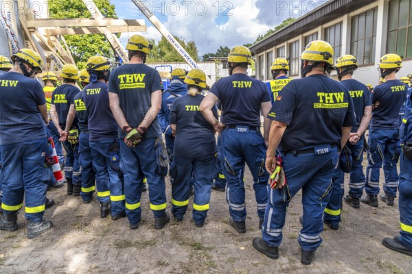 Briefing during the construction of a façade support for a building in danger of collapsing, with
